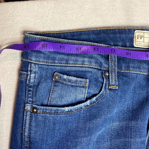 Free People 61855-16515125 distressed blue jeans size 30 - Picture 6 of 9